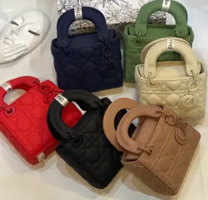 Iconic Bags for a Chic Look - 6858